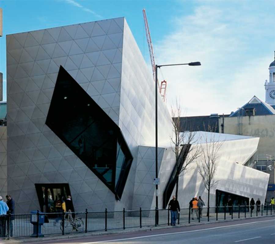 Libeskind se encuadra dentro del estilo postmoderno de finales del siglo XX