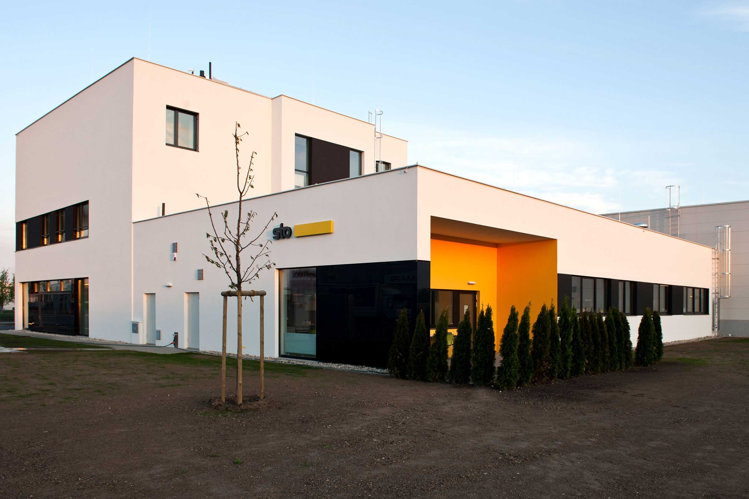 Exterior do centro de vendas Sto em Viena, Áustria, fachada branca com logótipo Sto.