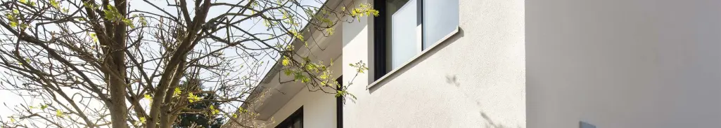 Vivienda unifamiliar reformada con zonas verdes, aislada con el sistema de fachada sostenible StoThe