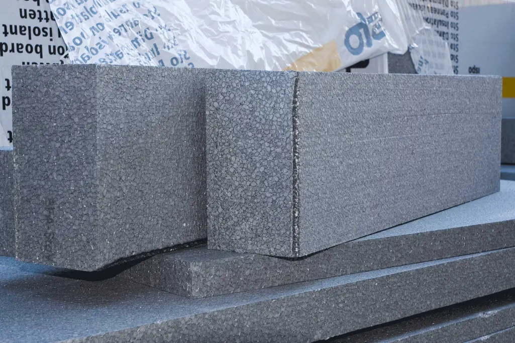 Zwei Hartschaumplatten aus Polystyrol von Sto auf einem Stapel weiterer Styroporplatten