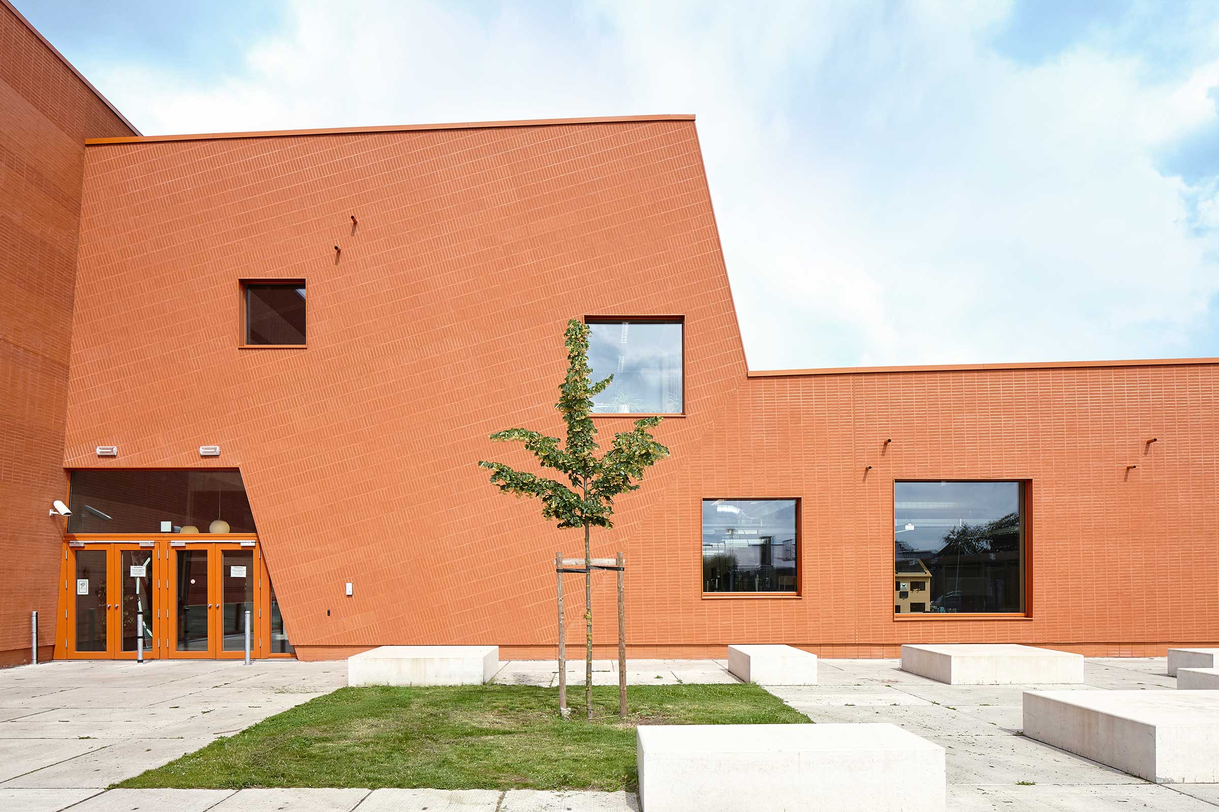 Fachada ETICS em tons avermelhados com StoTherm Vario: escola na Bélgica