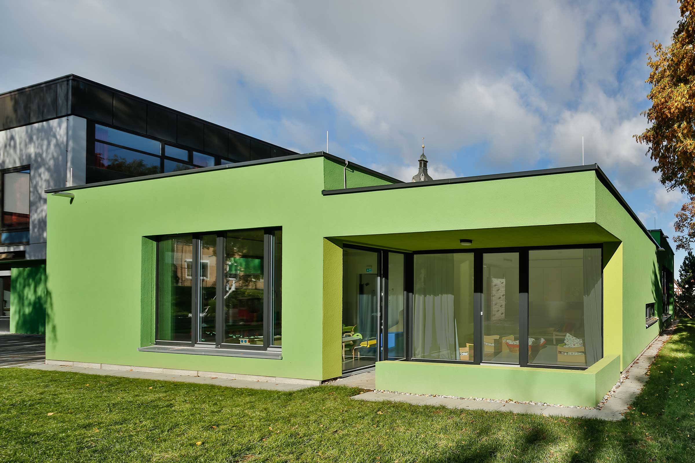 Isolamento ETICS com StoTherm Wood, fachada ETICS de cor verde com material de isolamento renovável